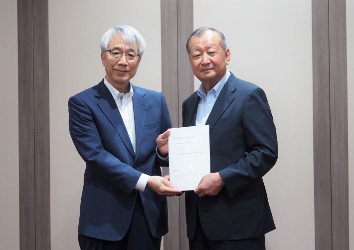 橋本学長（左）と橋本委員長