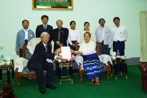 2013年3月28日、ヤンゴン工科大学との調印式よりの画像